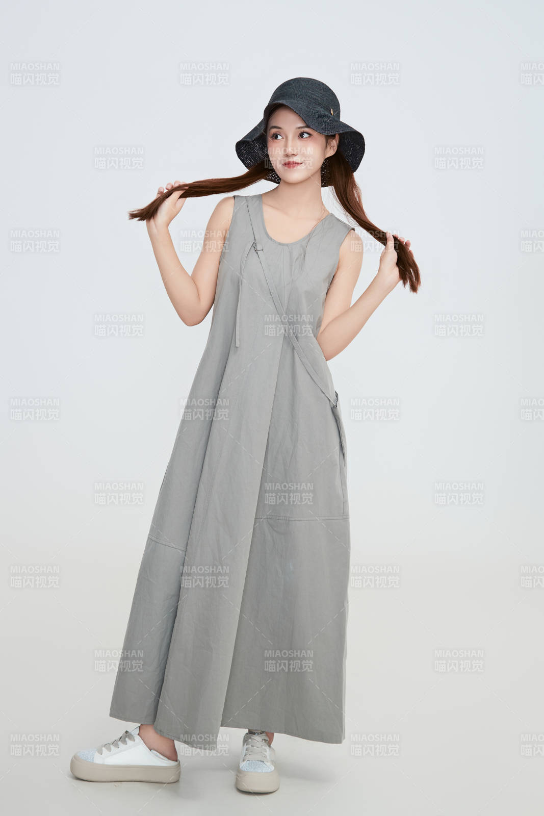 在摄影棚拍摄的青年时尚女性图片