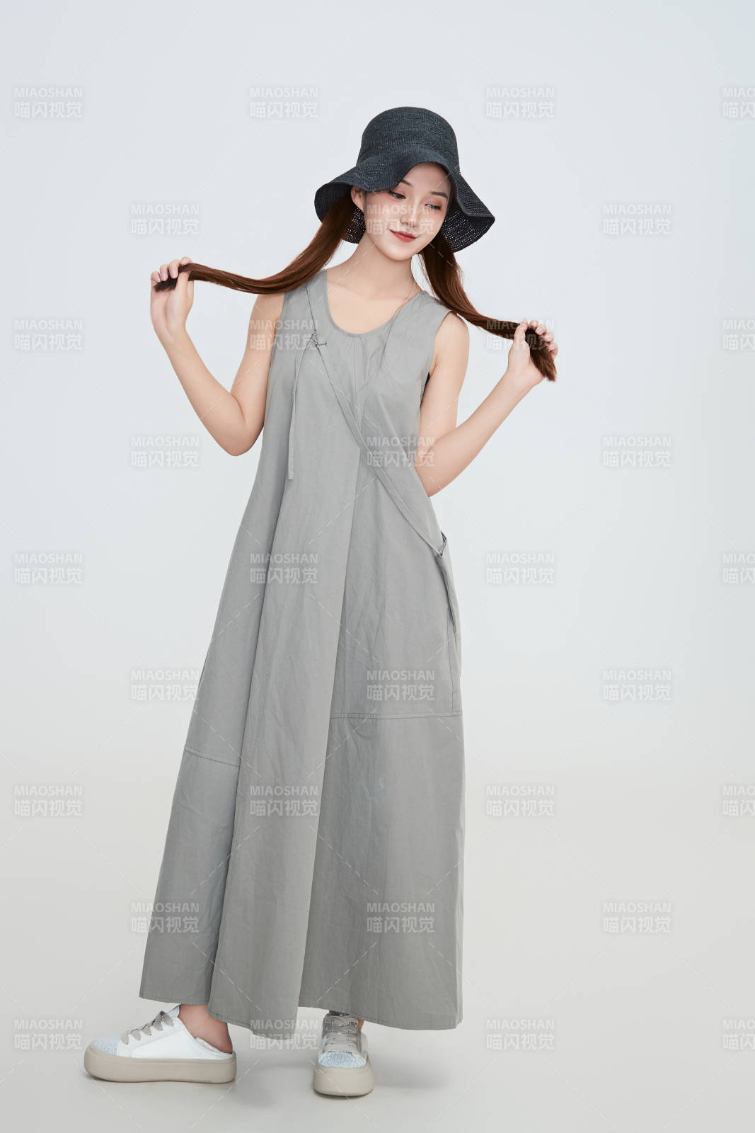 在摄影棚拍摄的青年时尚女性图片