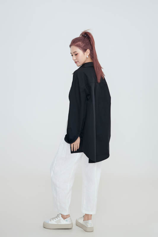 在摄影棚拍摄的青年时尚女性图片