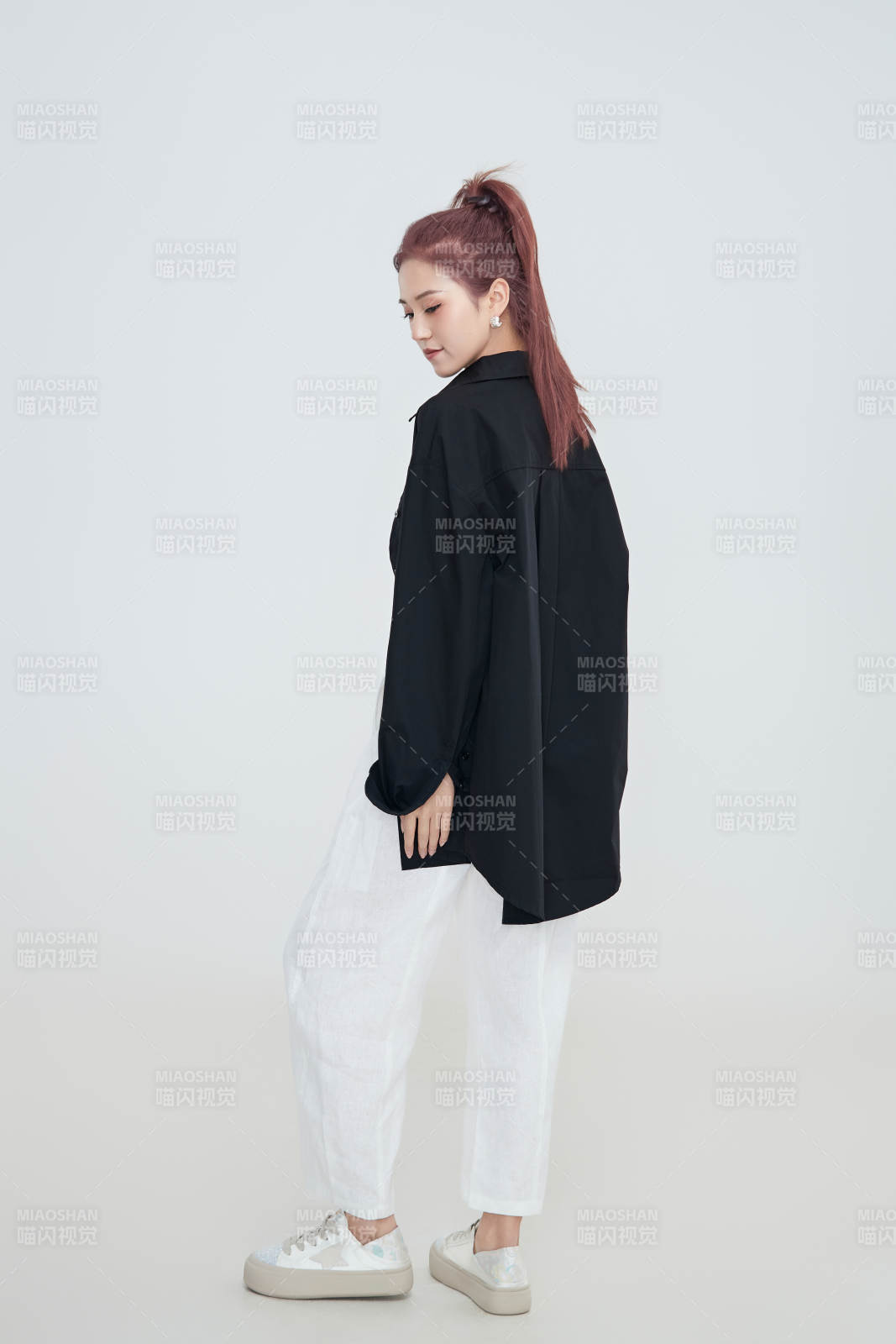 在摄影棚拍摄的青年时尚女性图片