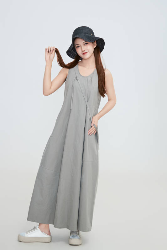 在摄影棚拍摄的青年时尚女性图片