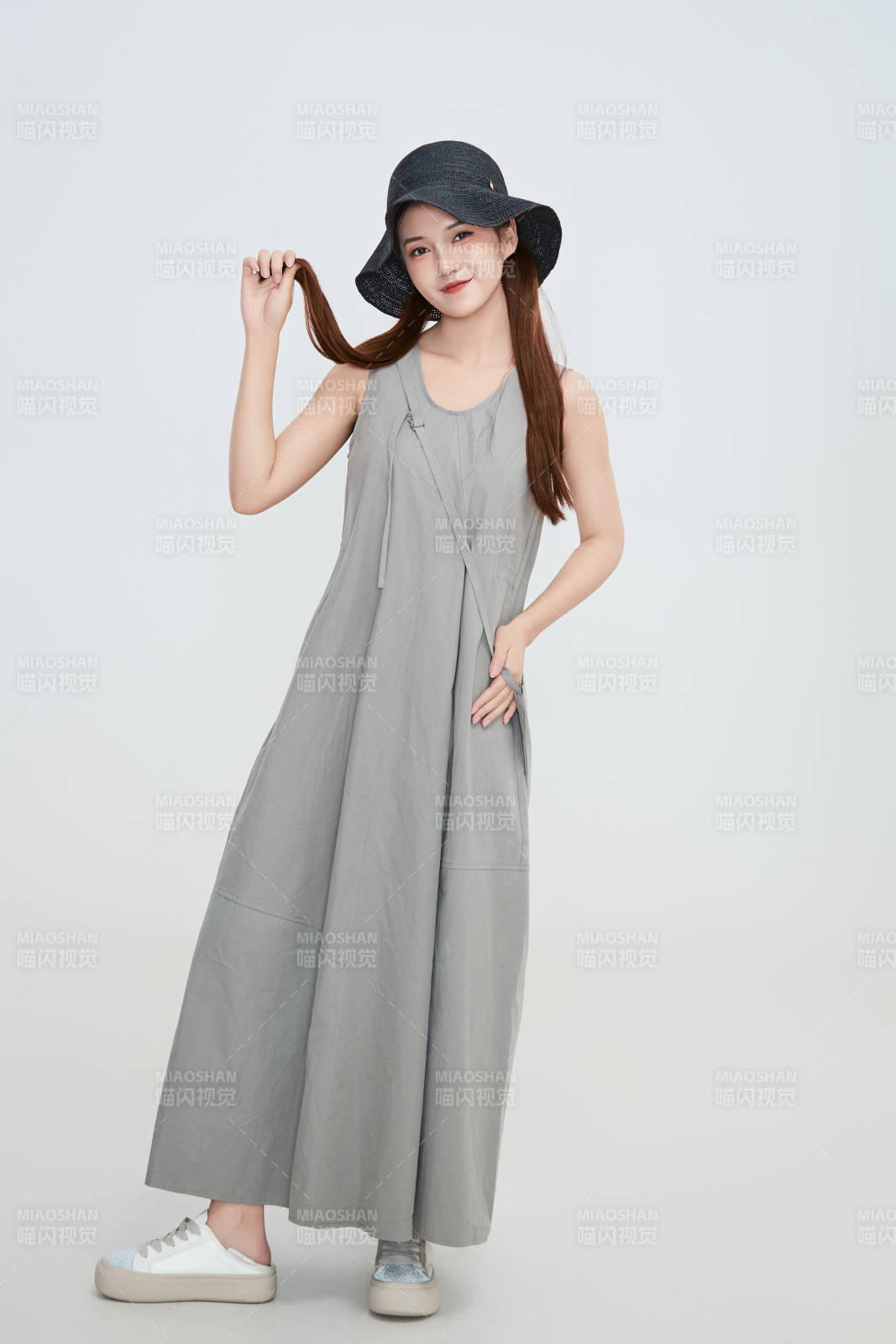 在摄影棚拍摄的青年时尚女性图片