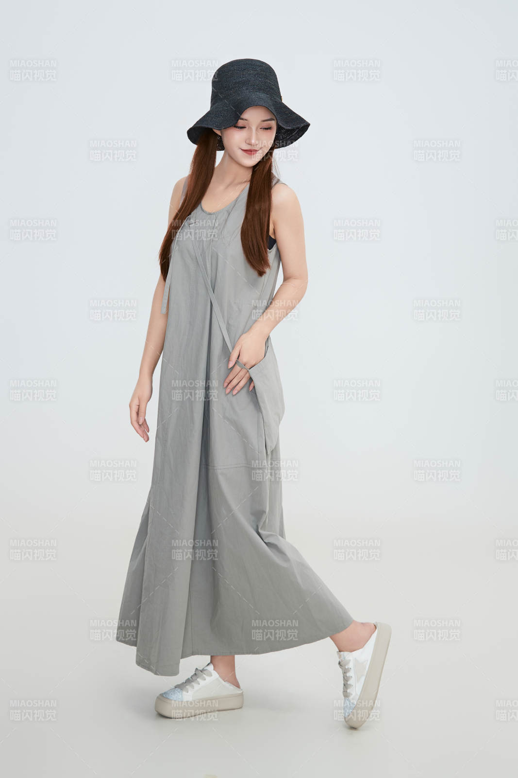 在摄影棚拍摄的青年时尚女性图片