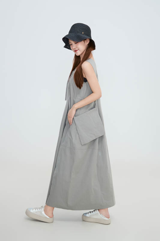 在摄影棚拍摄的青年时尚女性图片