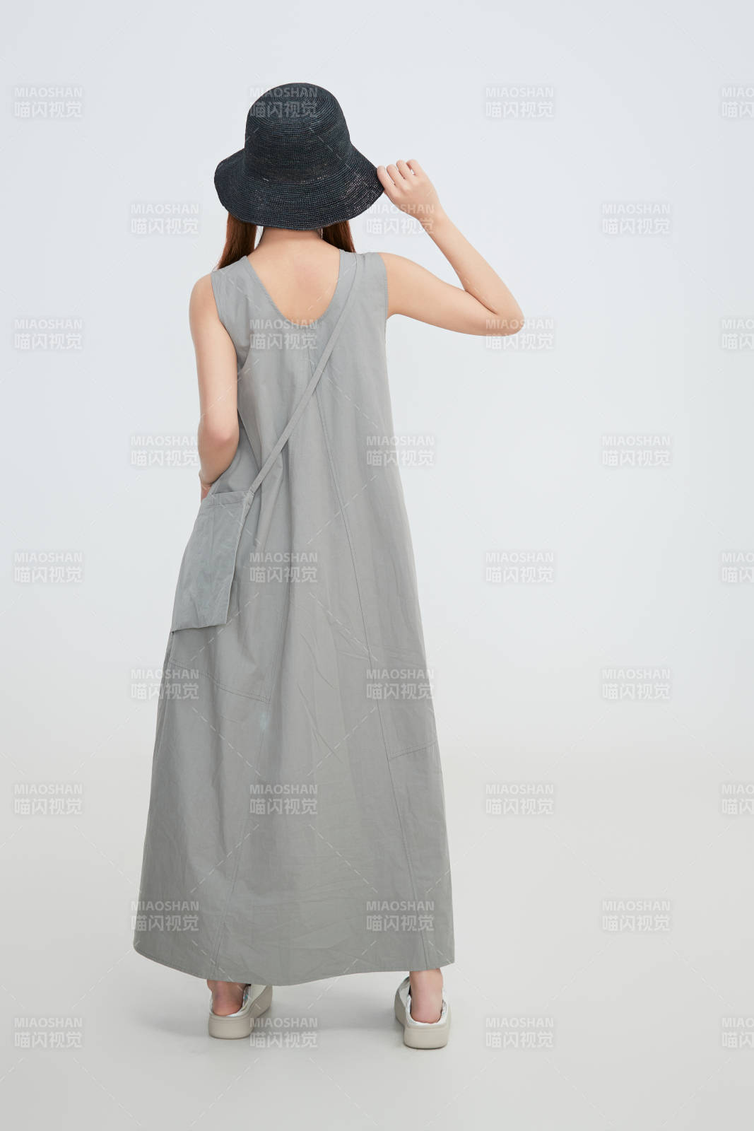 在摄影棚拍摄的青年时尚女性图片