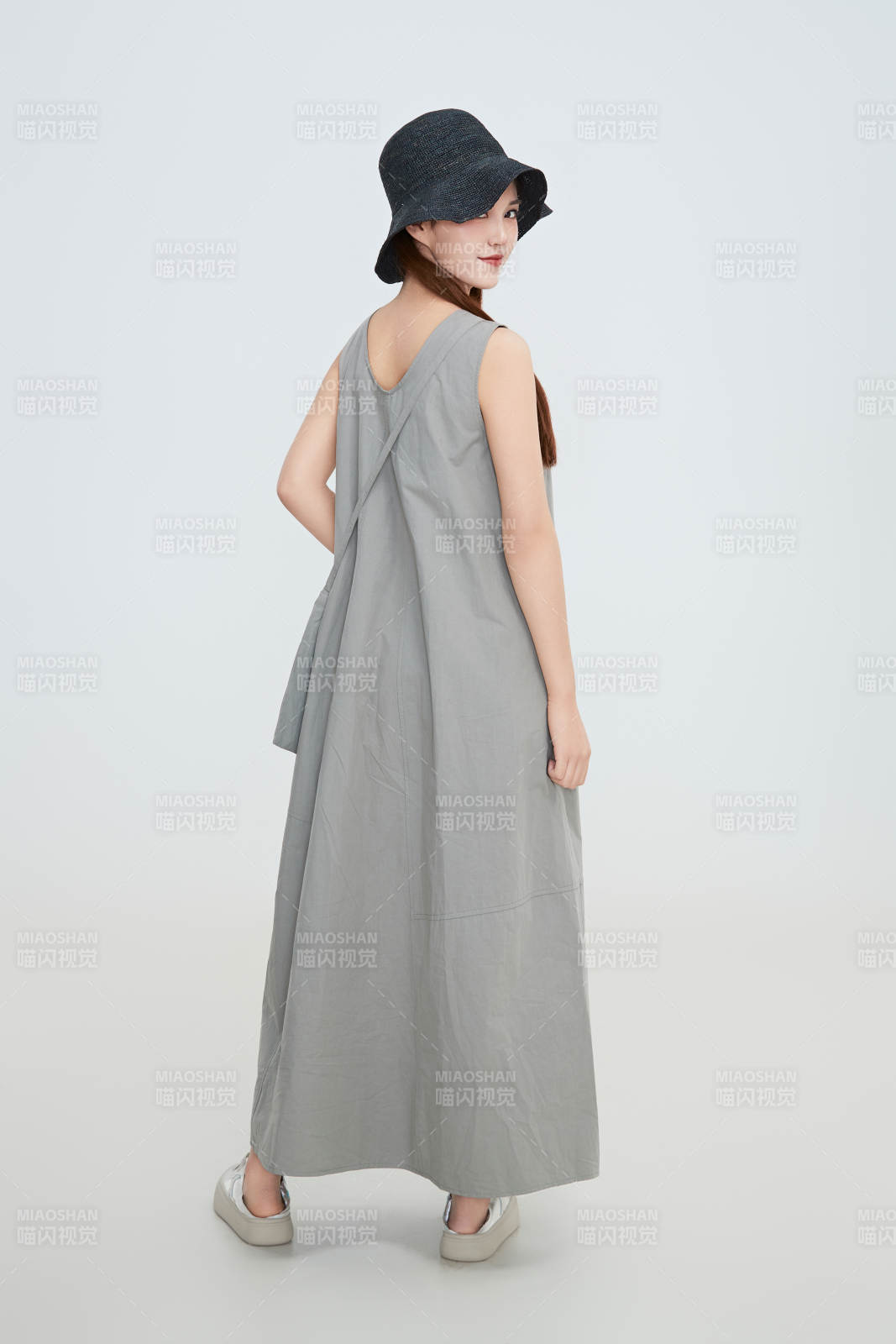 在摄影棚拍摄的青年时尚女性图片