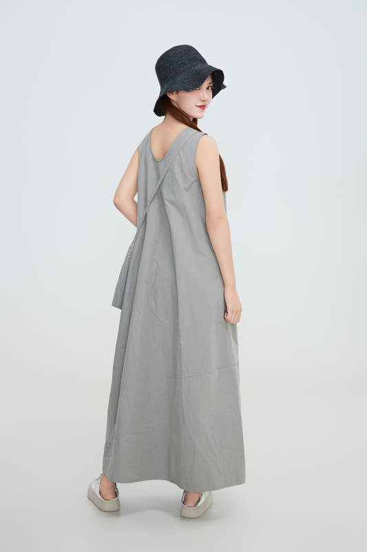 在摄影棚拍摄的青年时尚女性图片