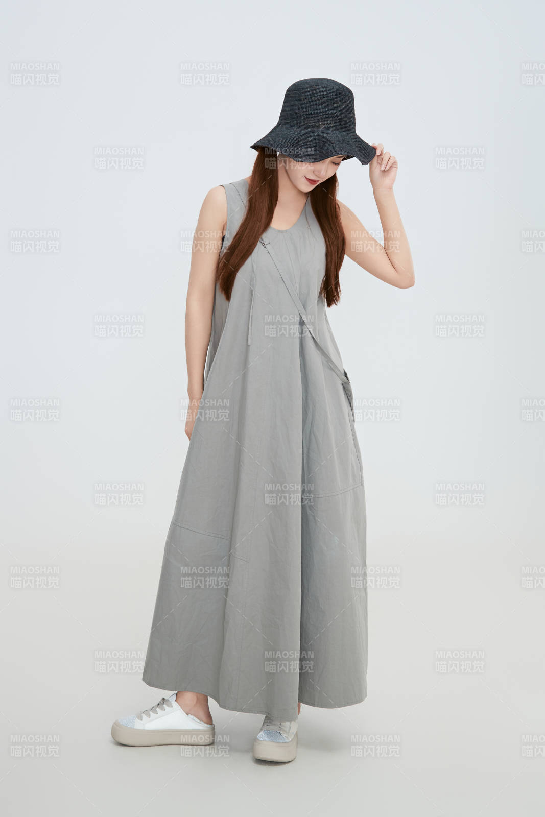 在摄影棚拍摄的青年时尚女性图片