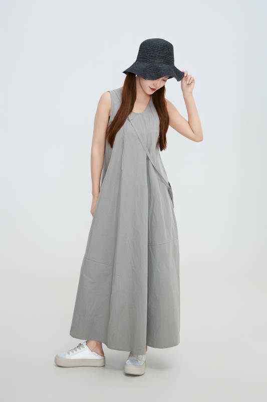 在摄影棚拍摄的青年时尚女性图片