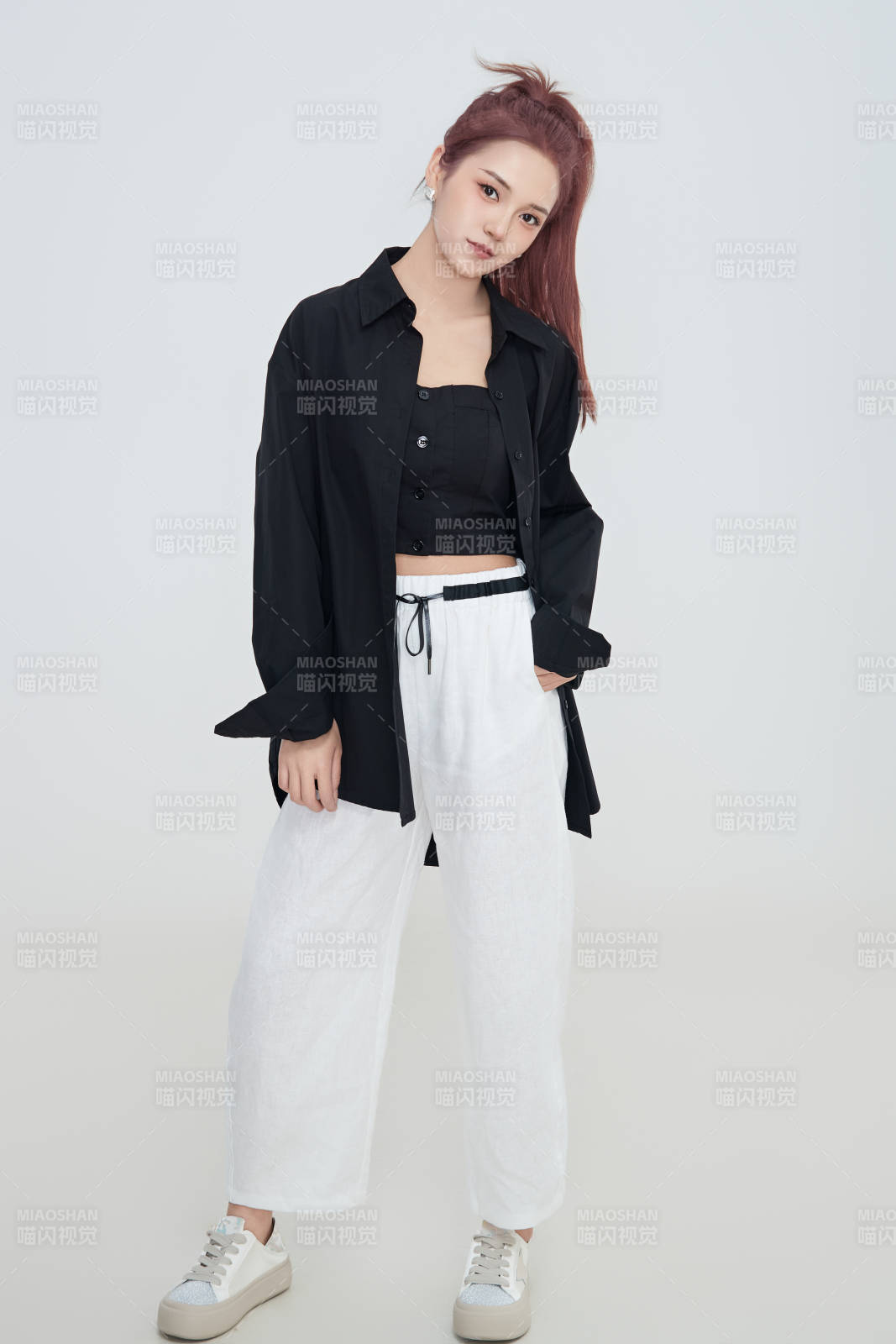 在摄影棚拍摄的青年时尚女性图片