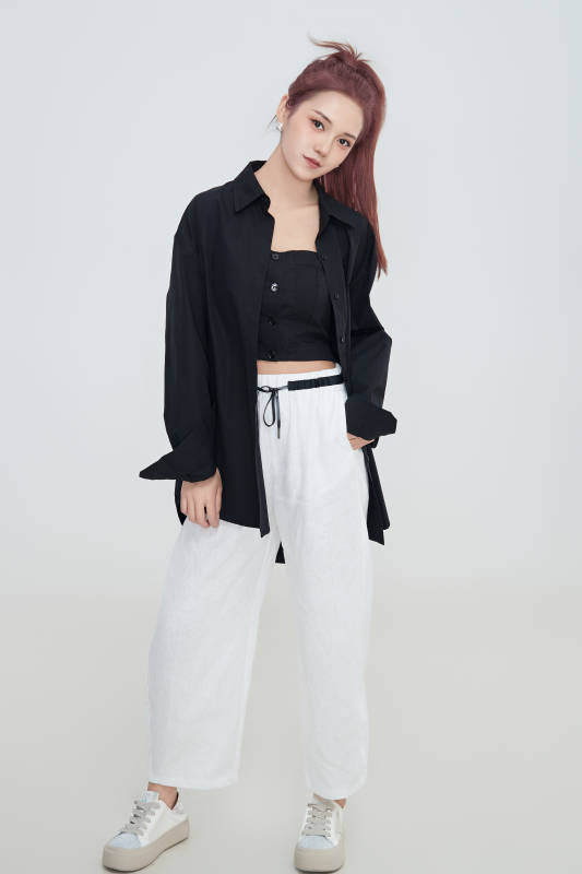 在摄影棚拍摄的青年时尚女性图片