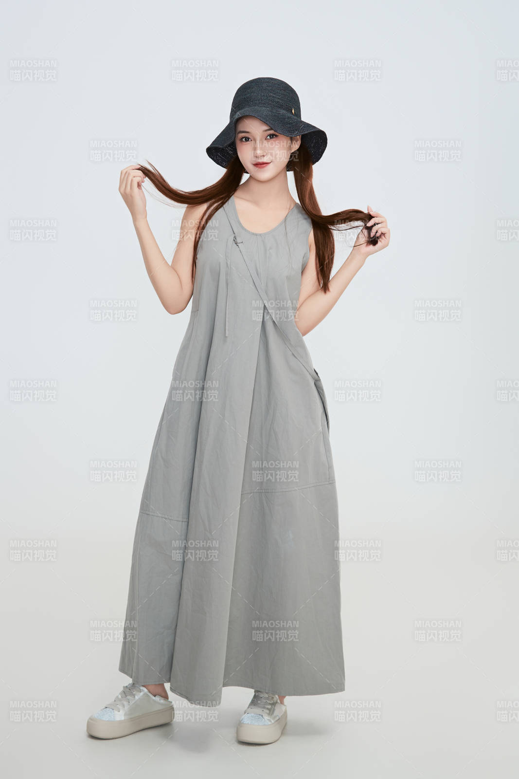 在摄影棚拍摄的青年时尚女性图片