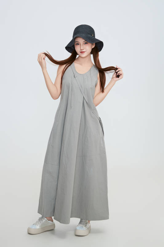 在摄影棚拍摄的青年时尚女性图片