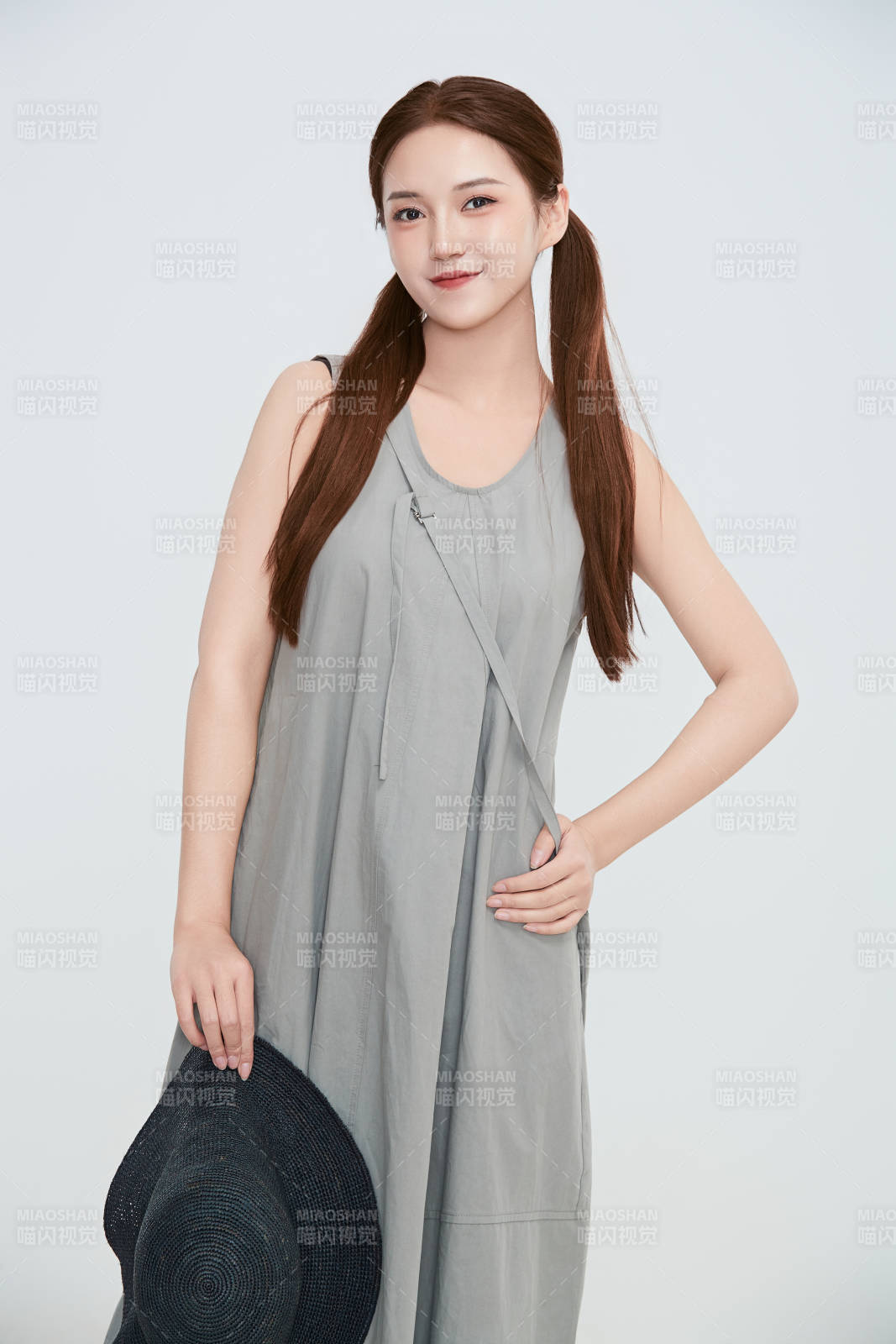 在摄影棚拍摄的青年时尚女性图片