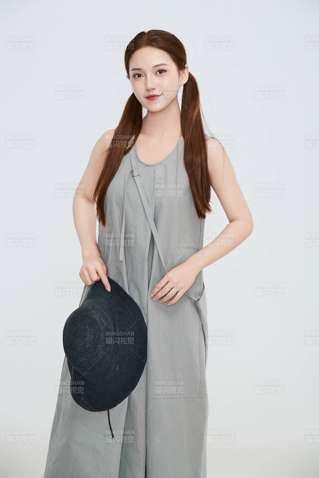 在摄影棚拍摄的青年时尚女性图片