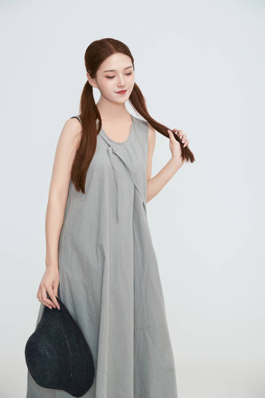 在摄影棚拍摄的青年时尚女性图片