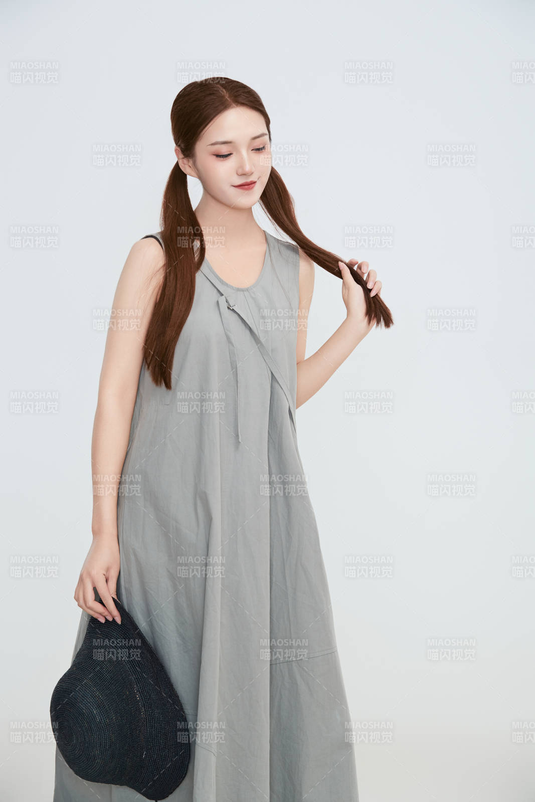 在摄影棚拍摄的青年时尚女性图片