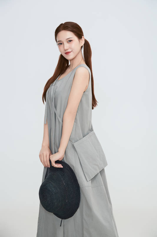 在摄影棚拍摄的青年时尚女性图片