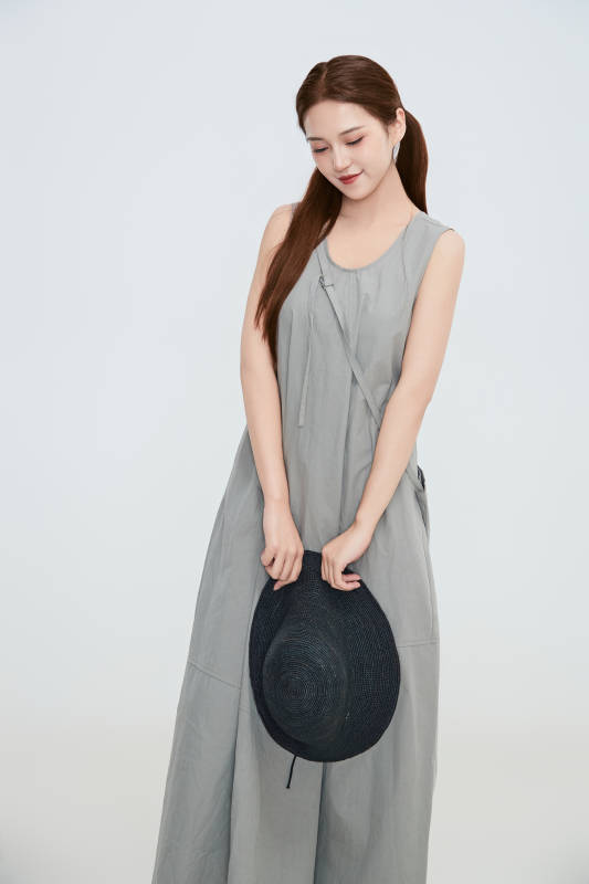 在摄影棚拍摄的青年时尚女性图片