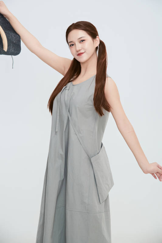 在摄影棚拍摄的青年时尚女性图片