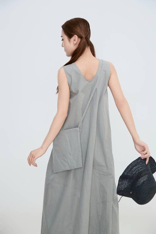 在摄影棚拍摄的青年时尚女性图片