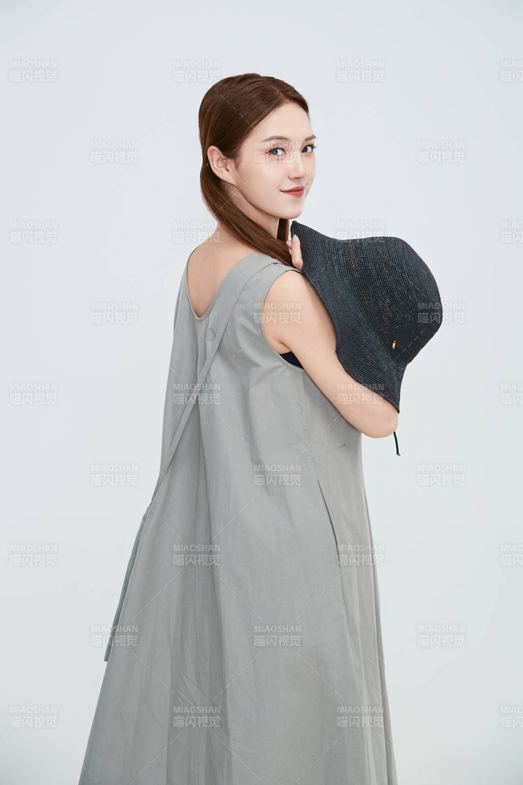 在摄影棚拍摄的青年时尚女性图片