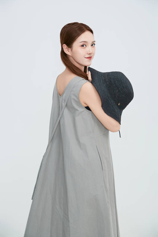 在摄影棚拍摄的青年时尚女性图片