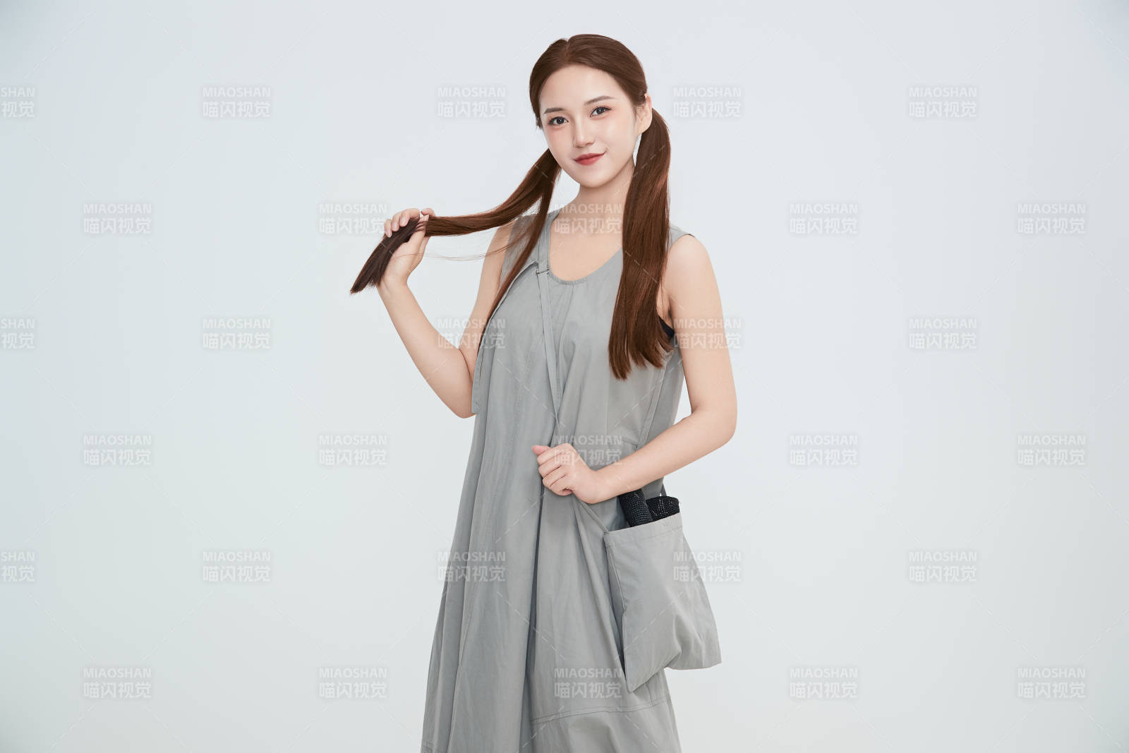 在摄影棚拍摄的青年时尚女性图片