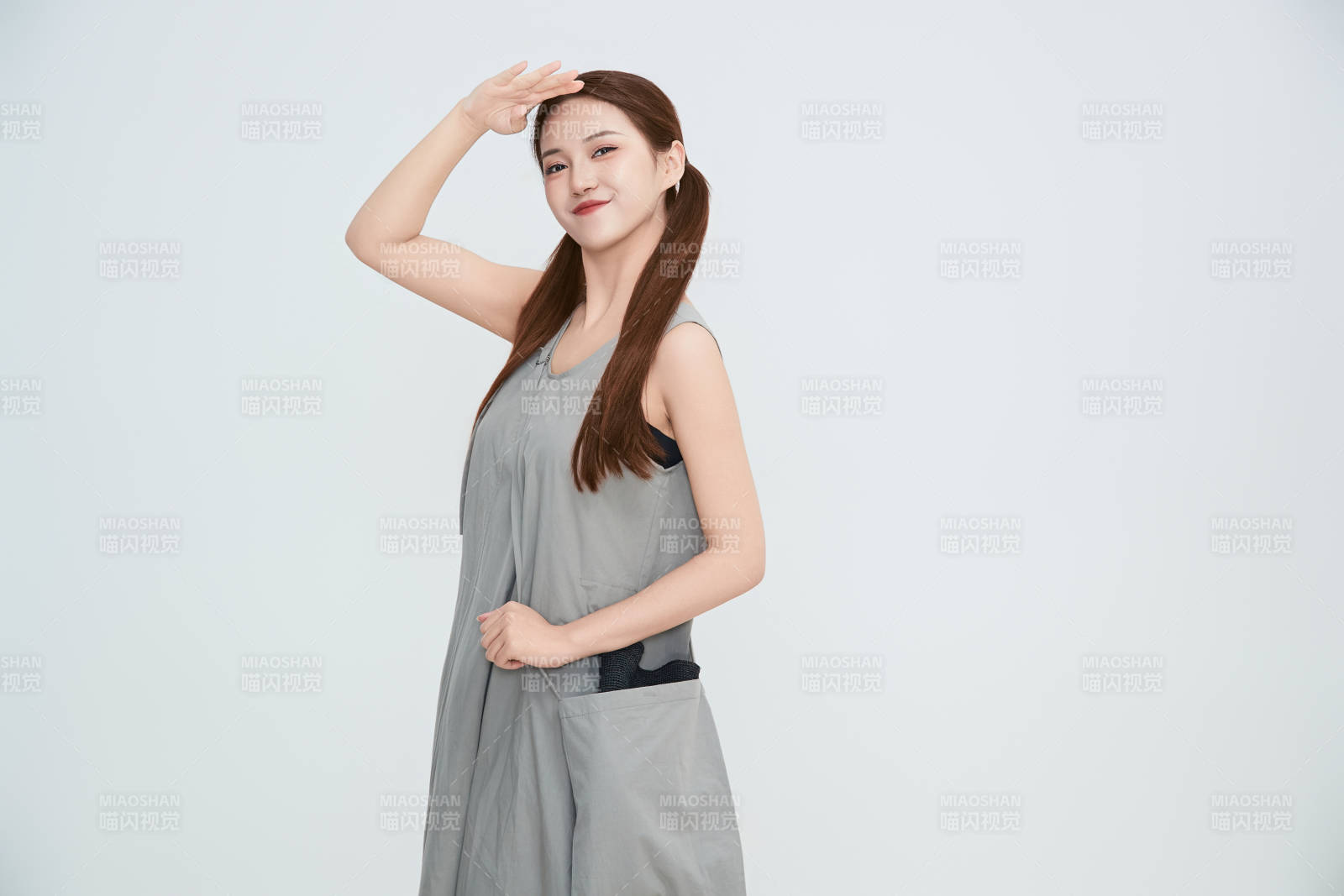 在摄影棚拍摄的青年时尚女性图片