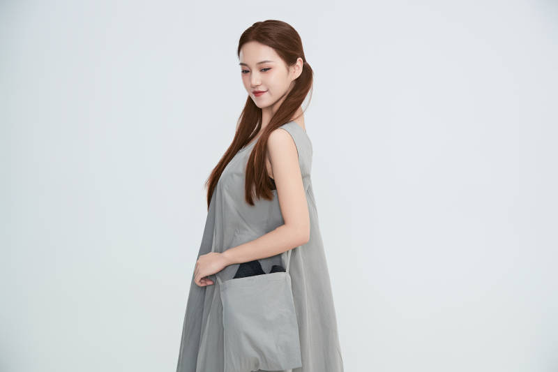 在摄影棚拍摄的青年时尚女性图片