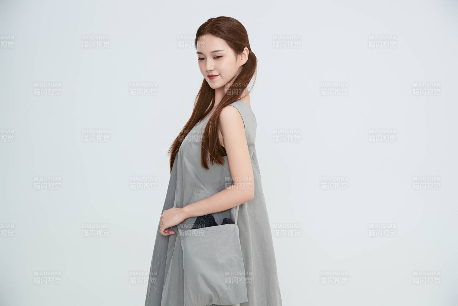 在摄影棚拍摄的青年时尚女性图片