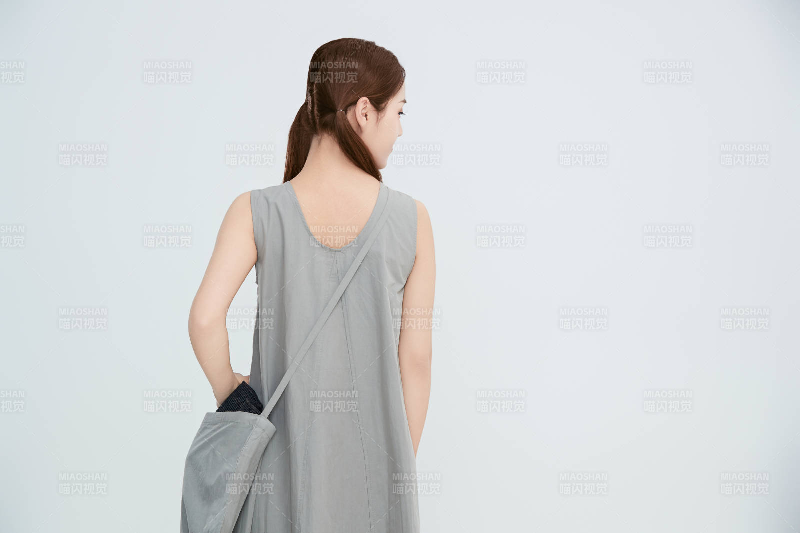 在摄影棚拍摄的青年时尚女性图片