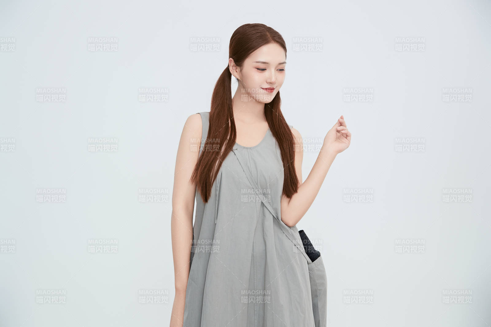 在摄影棚拍摄的青年时尚女性图片