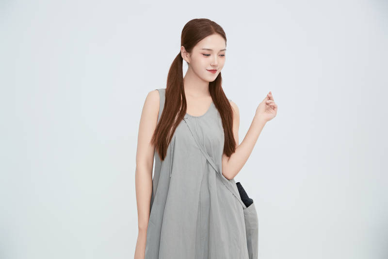 在摄影棚拍摄的青年时尚女性图片