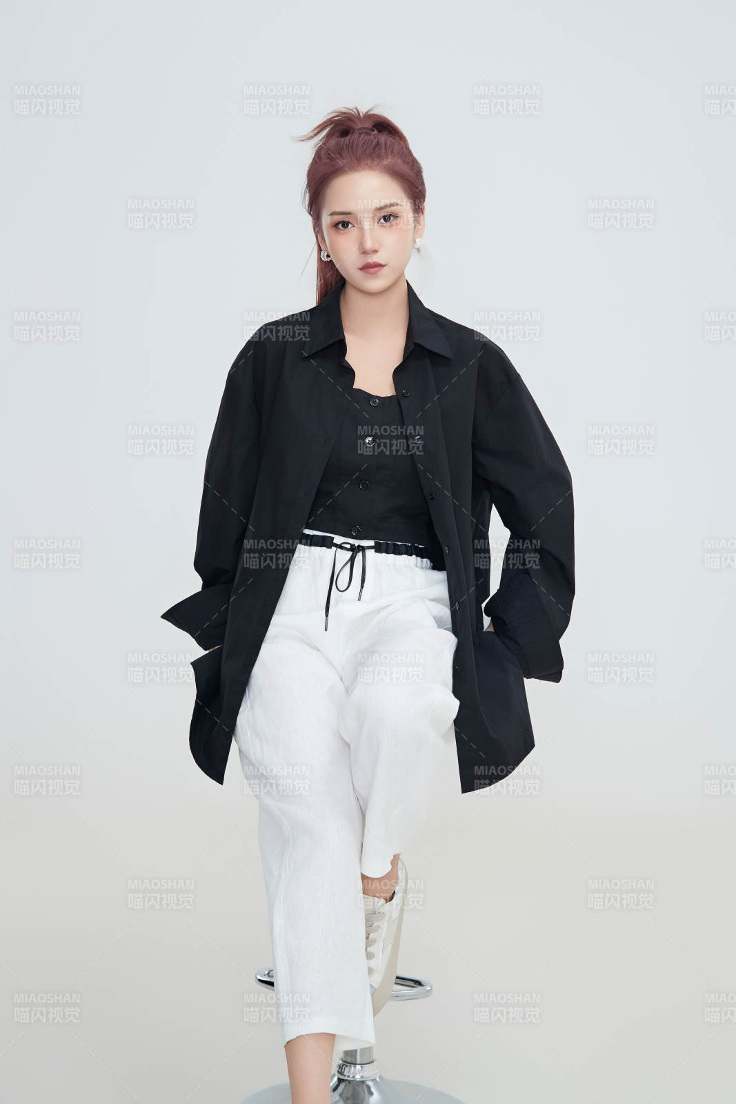 在摄影棚拍摄的青年时尚女性图片