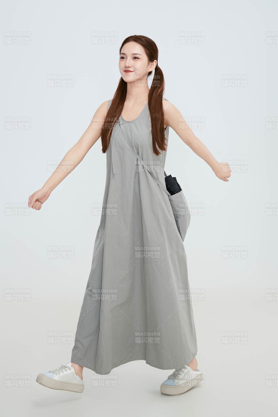 在摄影棚拍摄的青年时尚女性图片