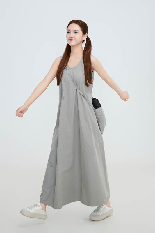 在摄影棚拍摄的青年时尚女性图片