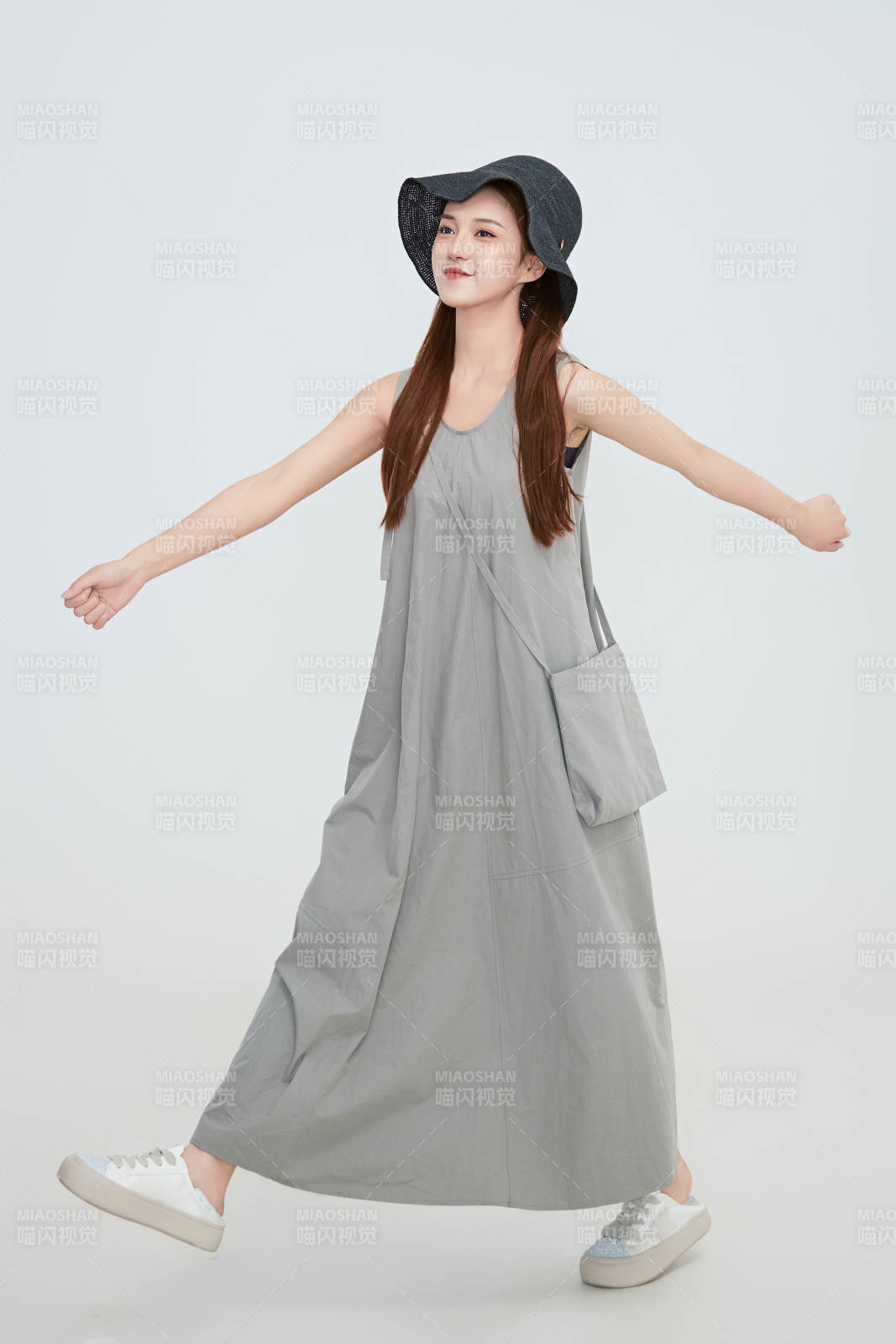 在摄影棚拍摄的青年时尚女性图片