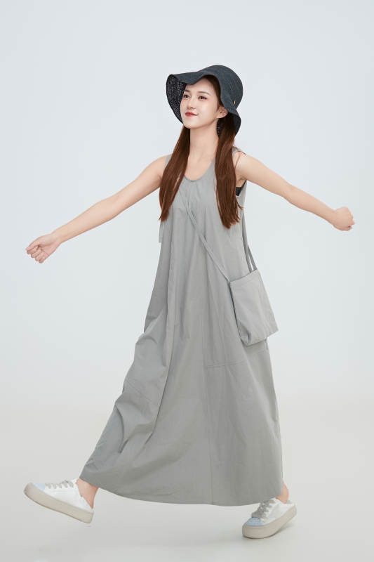 在摄影棚拍摄的青年时尚女性图片