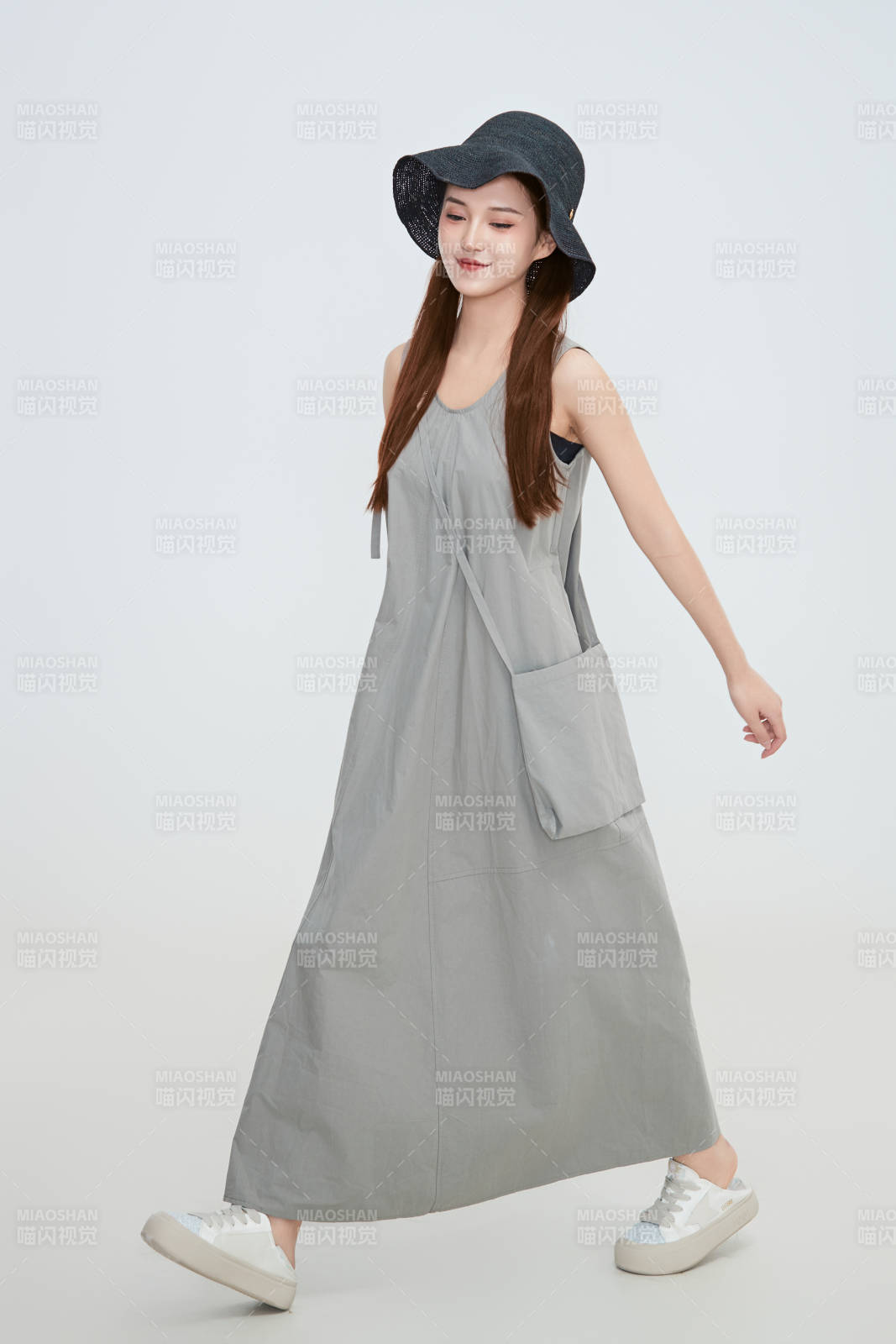 在摄影棚拍摄的青年时尚女性图片