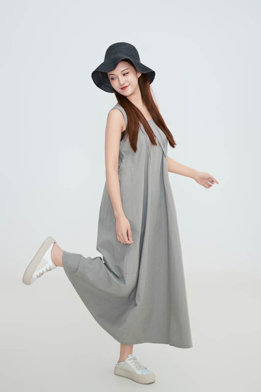 在摄影棚拍摄的青年时尚女性图片