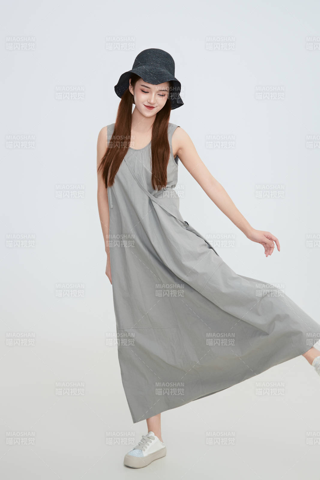 在摄影棚拍摄的青年时尚女性图片