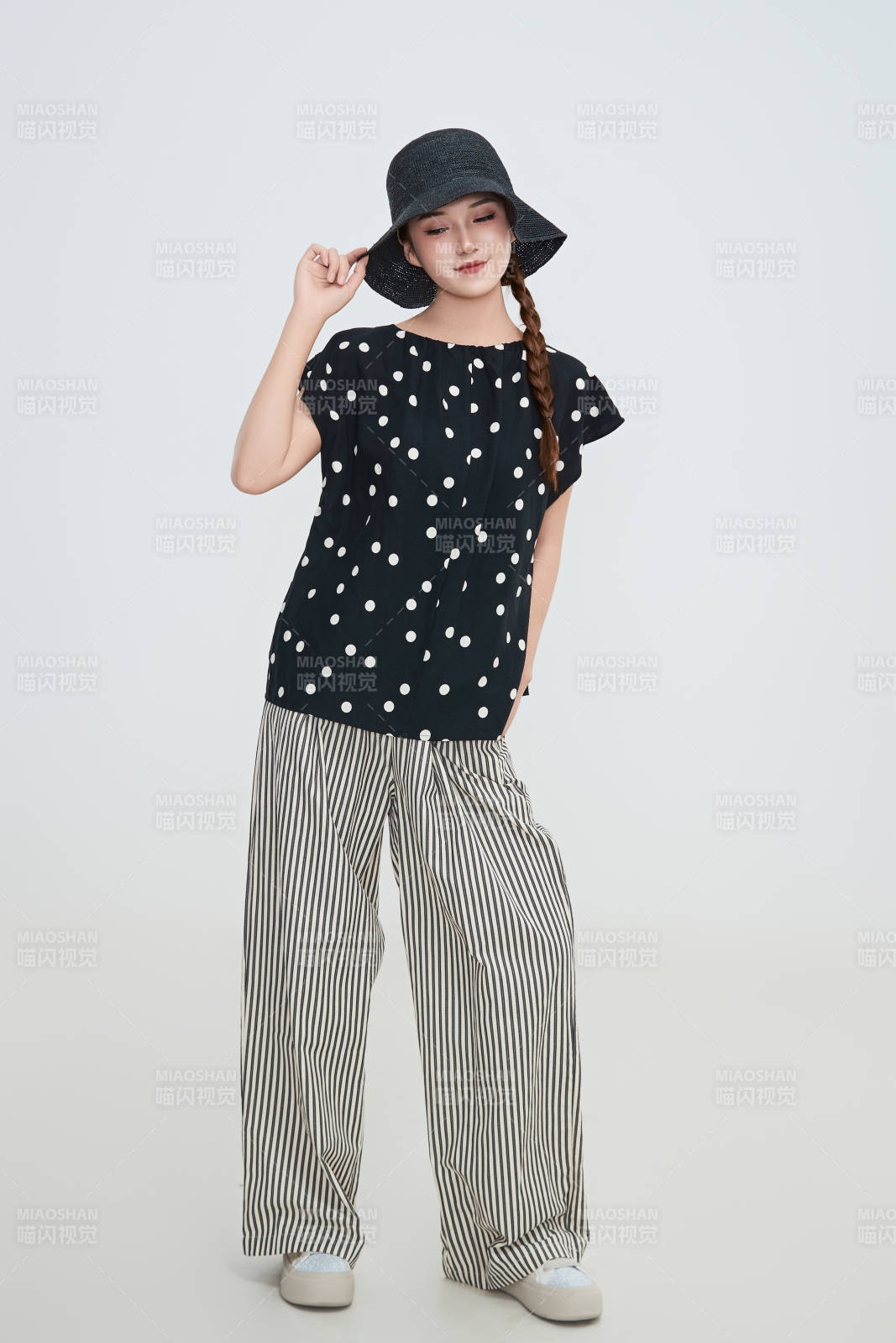 在摄影棚拍摄的青年时尚女性图片