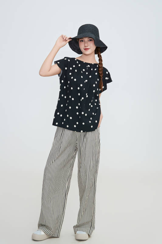 在摄影棚拍摄的青年时尚女性图片