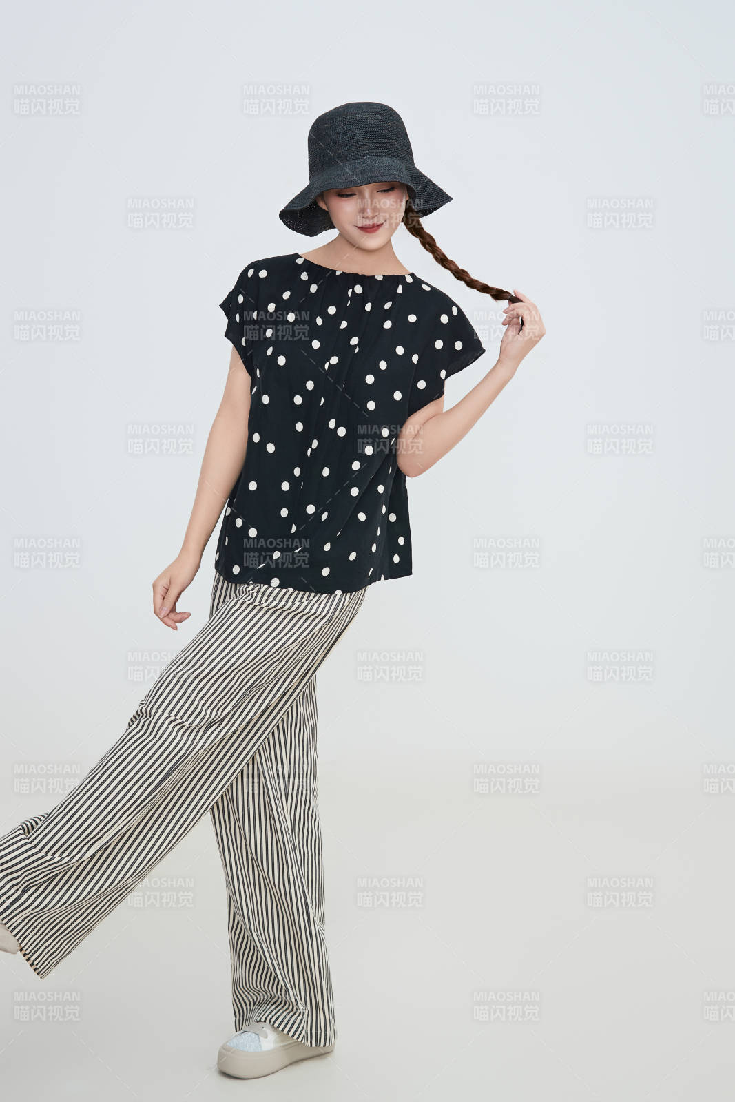 在摄影棚拍摄的青年时尚女性图片