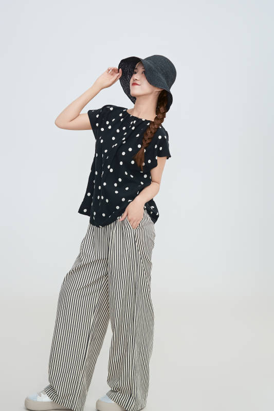 在摄影棚拍摄的青年时尚女性图片