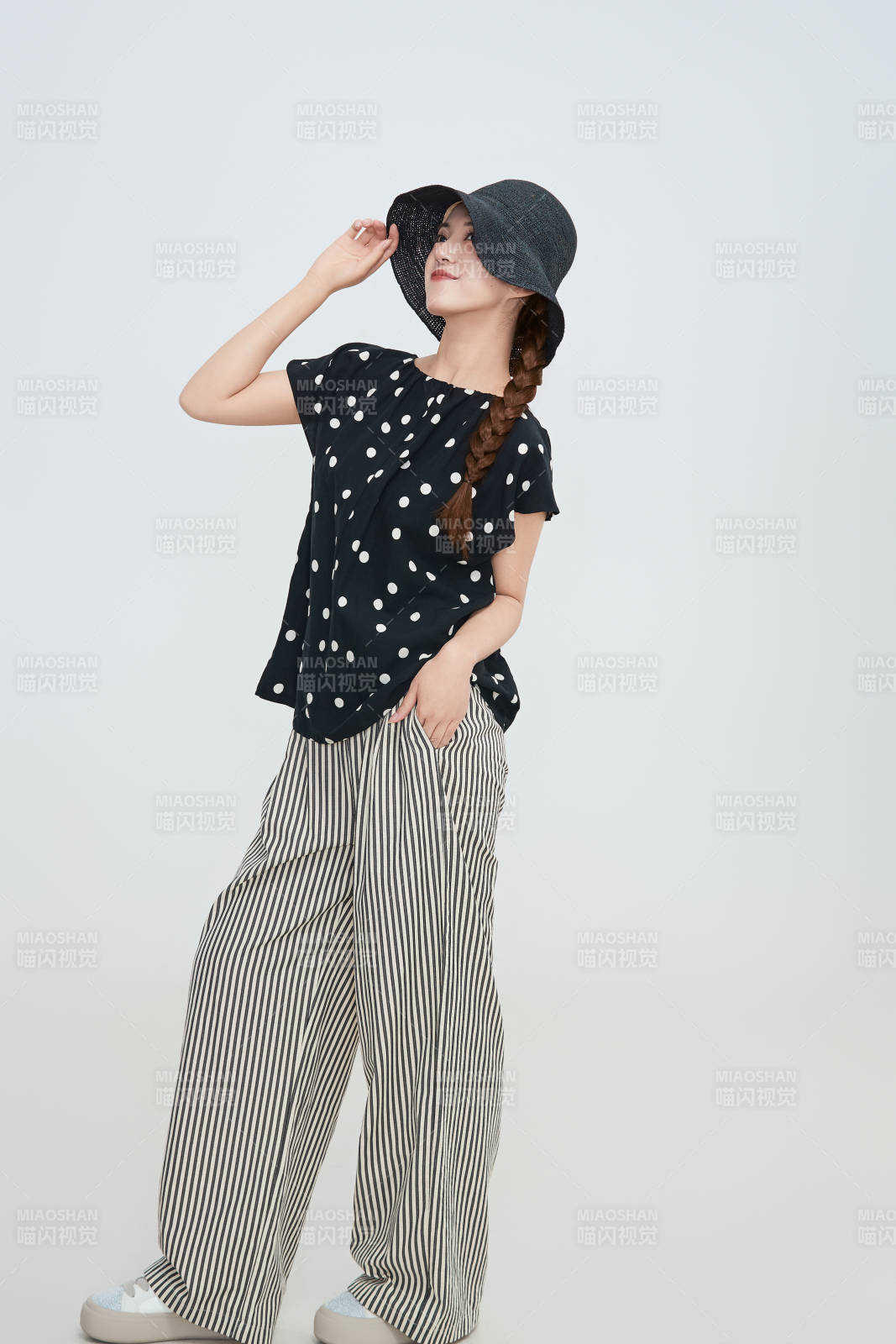 在摄影棚拍摄的青年时尚女性图片