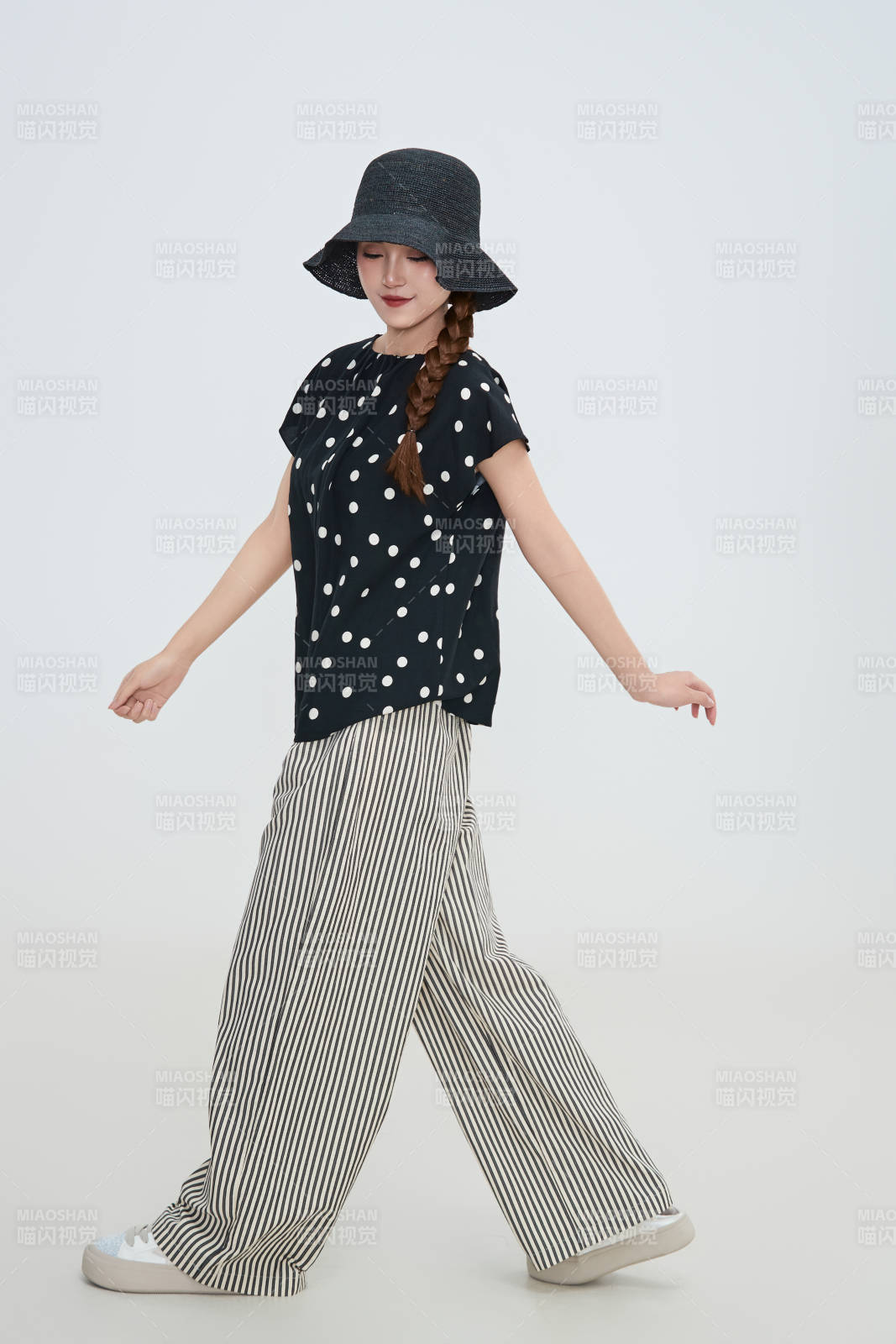 在摄影棚拍摄的青年时尚女性图片