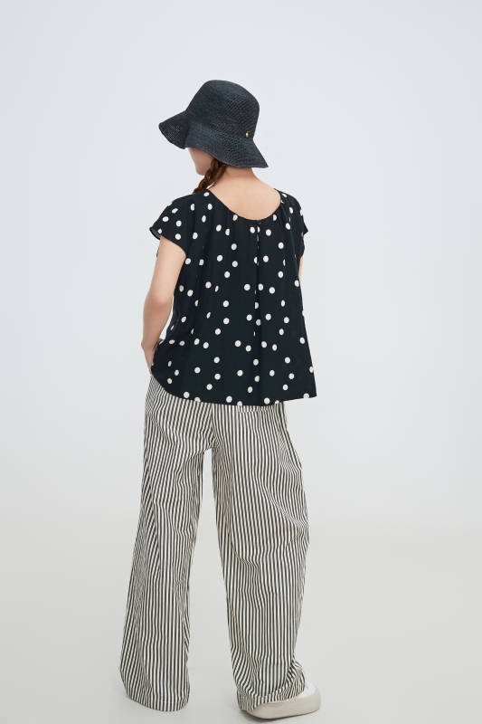 在摄影棚拍摄的青年时尚女性图片