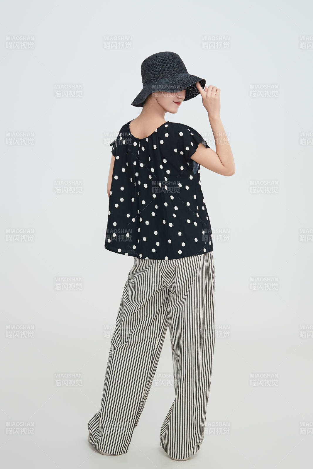 在摄影棚拍摄的青年时尚女性图片